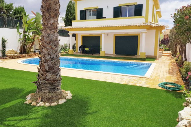 swimming-pool-in-garden